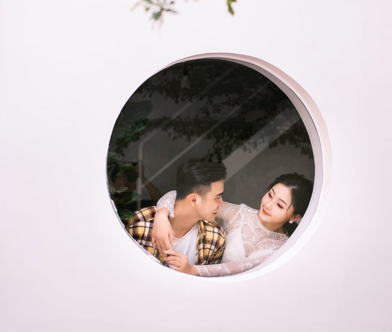 Tạo dáng chụp ảnh cưới - Bên ô cửa sổ nhỏ