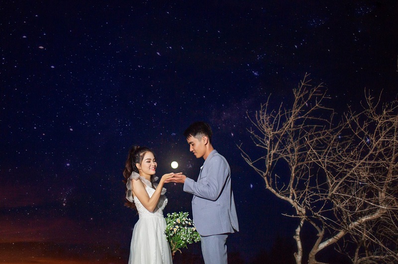 Tạo dáng chụp ảnh cưới - Lời nguyện ước dưới ánh trăng