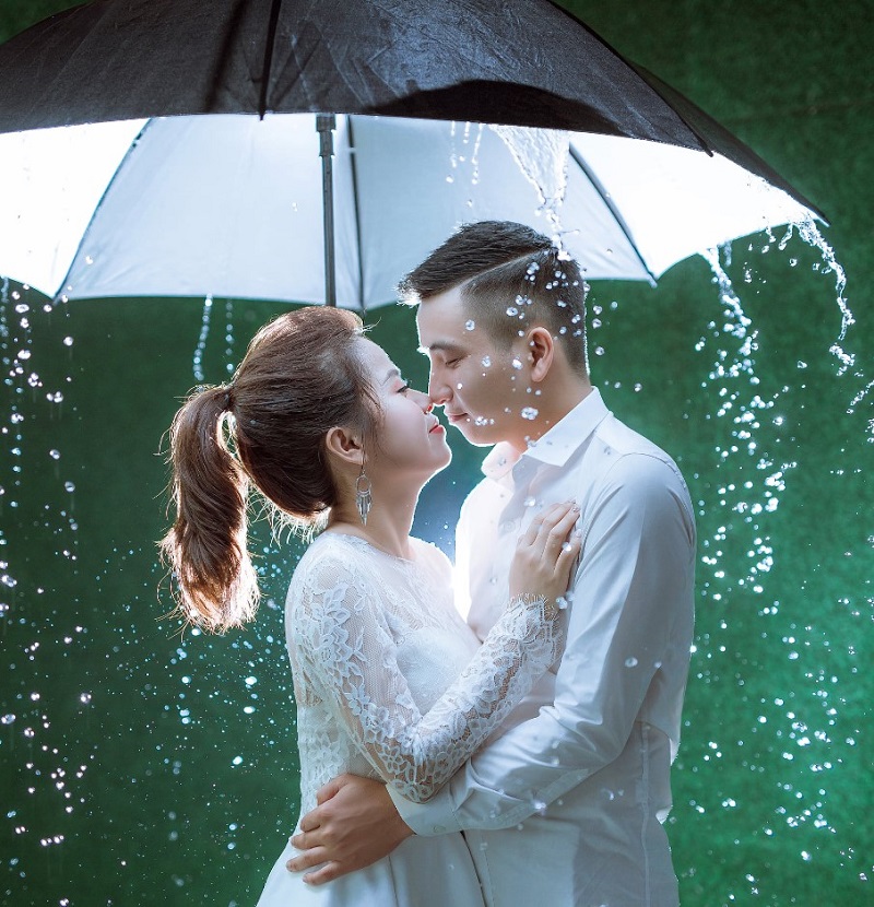 Tạo dáng chụp ảnh cưới - Dưới những cơn mưa