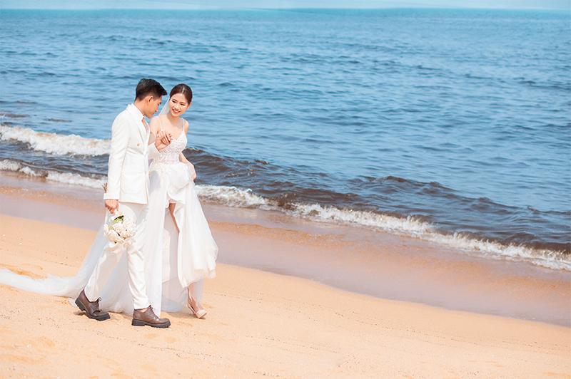Ý tưởng chụp ảnh cưới phong cách đi dạo trên biển