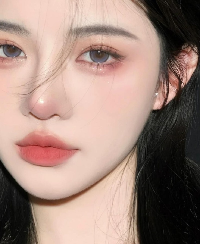 Đánh phấn mắt và kẻ eyeliner trong makeup tone Trung Quốc